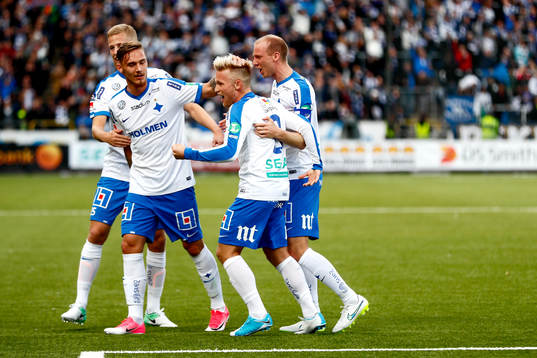 Norrköpings Nicklas Bärkroth klappas om av Mathias Florén