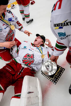 Modos målvakt Isak Wallin kramas om av Victor Berglund med