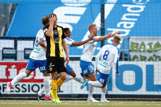Norrköpings Filip Dagerstål jublar och Hammarbys spelare