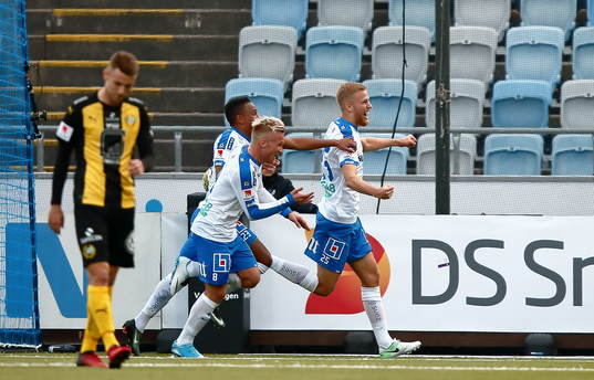 Norrköpings Filip Dagerstål jublar och Hammarbys spelare