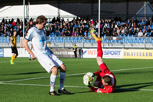 Frejs målvakt Ruben Åhman räddar en målchans från