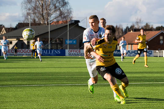 Gefles Piotr Johansson i kamp om bollen med Frejs Adam