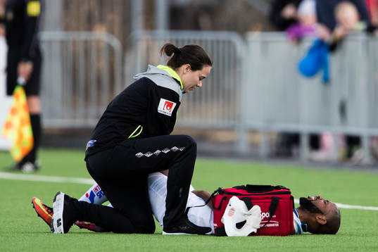 Gefles René Makondele Muzola ligger skadad på planen