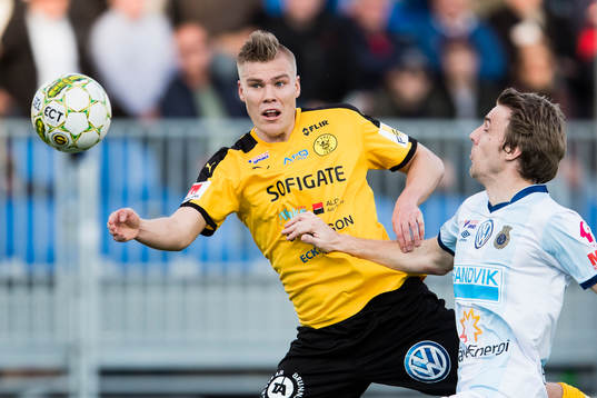 Frejs Martin Falkeborn i en nickduell med Gefles Johan Oremo