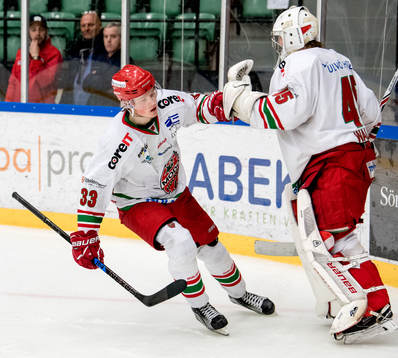 MODOs Oskar Ståhl-Lyrenäs gör high five med målvakt