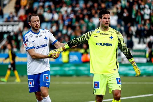Norrköpings Jon Gudni Fjoluson klappar om målvakt Michael