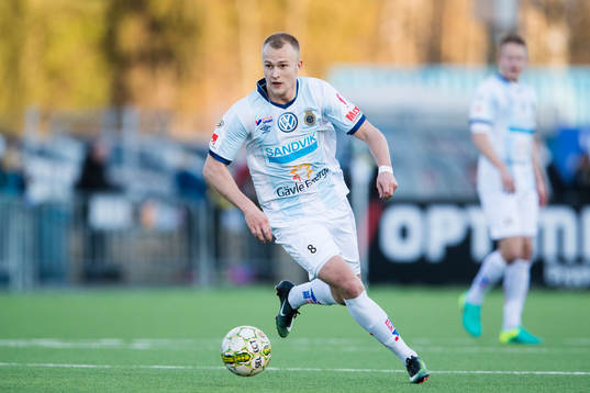 Gefles Christian Ljungberg med bollen