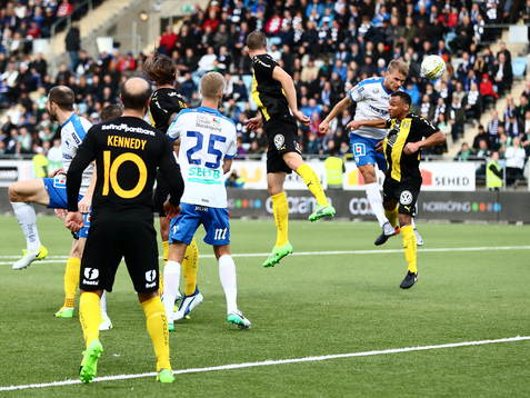 Norrköpings Filip Dagerstål nickar in mål 1-0