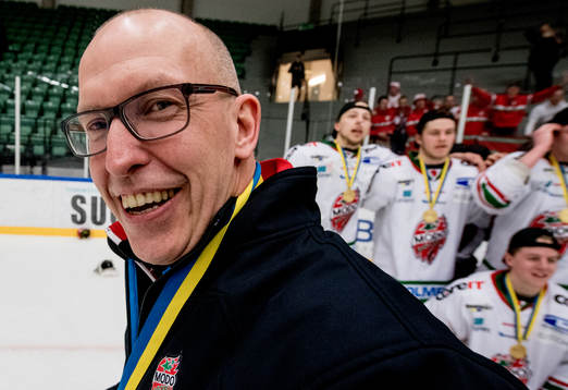 MODOs tränare Fredrik Andersson skrattar
