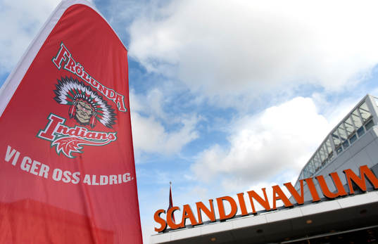 En beachflagga med frölundas klubbmärke utanför