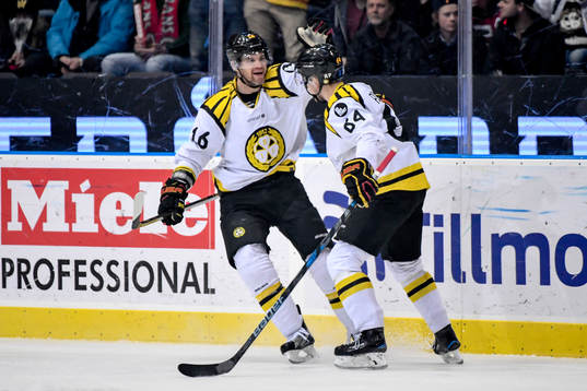 Brynäs Daniel Paille och Jonathan Pudas jublar