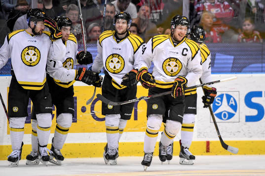 Brynäs Jacob Blomqvist jublar med lagkamrater