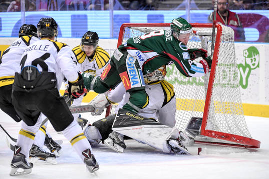 Frölundas John Nyberg flyger in i Brynäs målvakt Felix