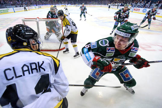 Brynäs Kevin Clark och Frölundas John Nyberg