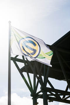 Superettans flagga utanför Borås arena innan