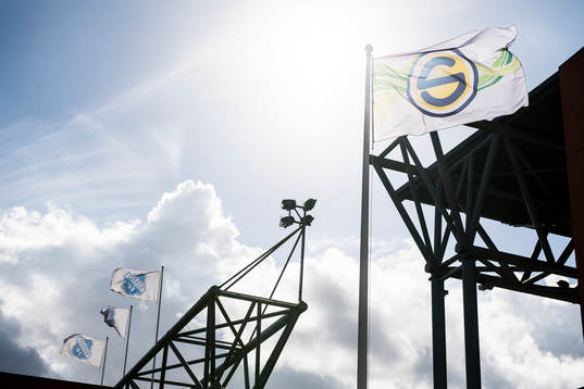 Superettans och Norrbys flaggor utanför Borås arena innan