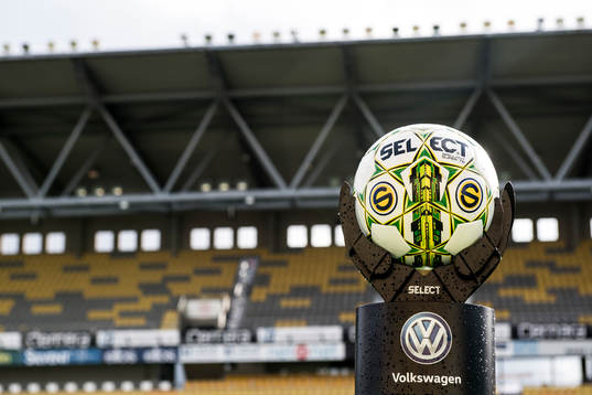 Superettans matchboll innan fotbollsmatchen i Superettan