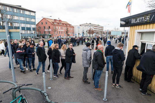 Kö till biljettförsäljningen innan fotbollsmatchen i