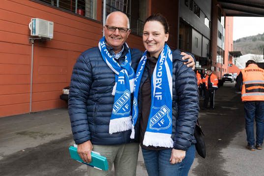 Glada Norrby supportrar innan fotbollsmatchen i Superettan
