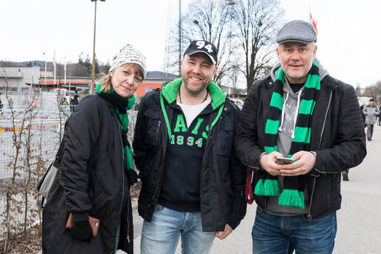 Glada GAIS supportrar innan fotbollsmatchen i Superettan