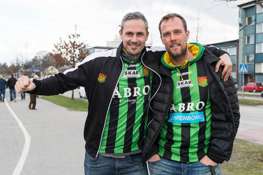 Glada GAIS supportrar innan fotbollsmatchen i Superettan