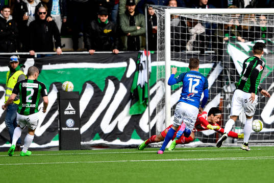 GAIS målvakt Damir Mehic räddar
