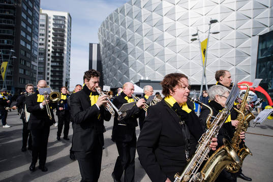 En orkester utanför friends arena
