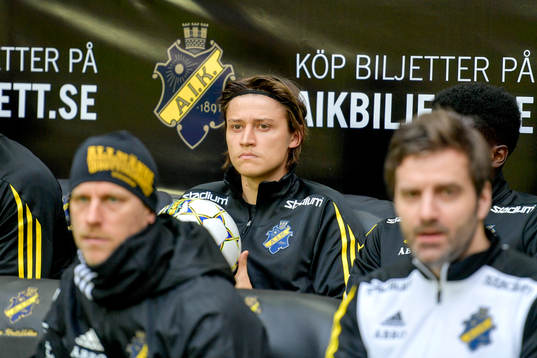 s Simon Thern börjar på bänken
