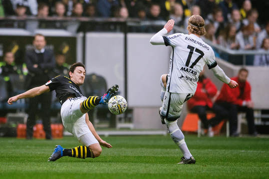 s Stefan Ishizaki stoppar en pass från Häckens Gustav