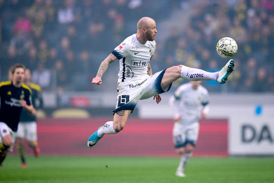 Häckens Alexander Farnerud tar ner bollen