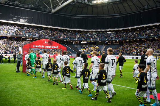 En passage för Svenska Spel när spelarna gör entré till