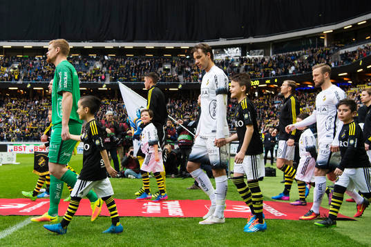 Spelarna gör entré till fotbollsmatchen i Allsvenskan