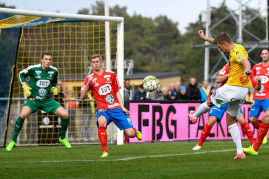 Falkenbergs Erik Pärsson skjuter