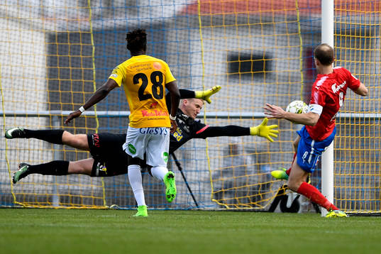 Östers Mario Vasilj gör 0-1