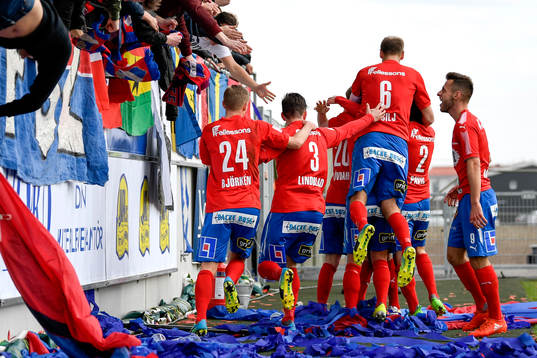 Östers Jonathan Levi jublar med lagkamrater