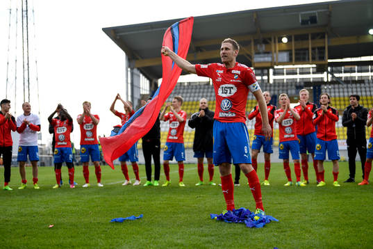 Östers Mario Vasilj jublar med lagkamrater