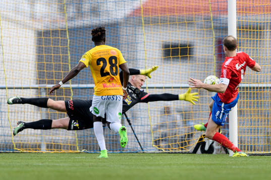 Östers Mario Vasilj gör 0-1