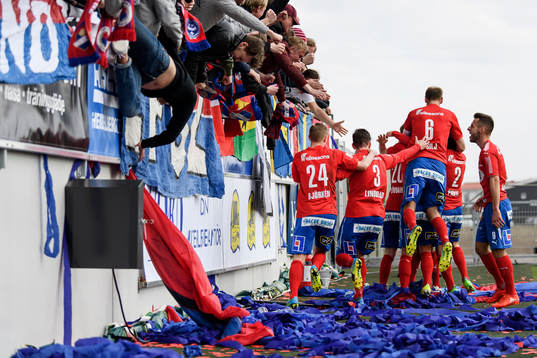 Östers spelare jublar