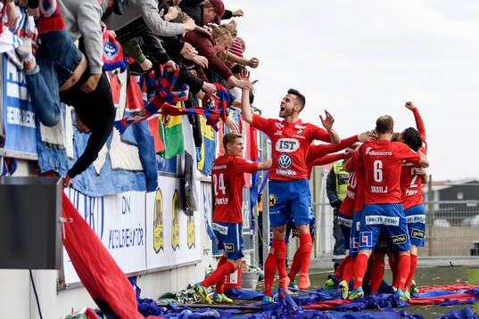 Östers spelare jublar