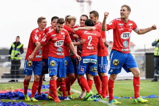 Östers spelare jublar