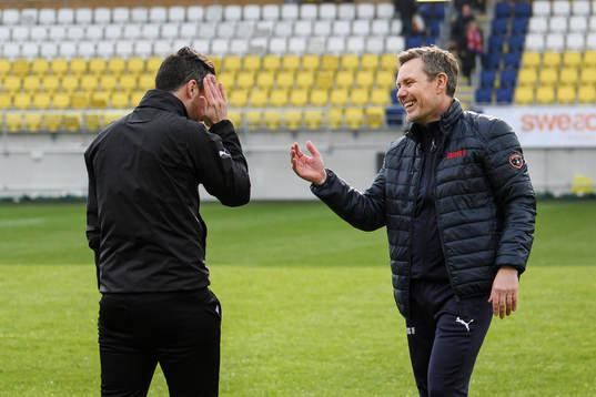 Östers tränare Thomas Askebrand  jublar