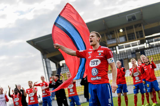 Östers Mario Vasilj jublar