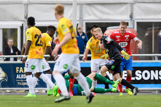 Falkenbergs målvakt Hampus Nilsson uppe på en hörna