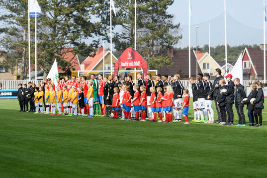 Lagen har kommit in på plan före fotbollsmatchen i