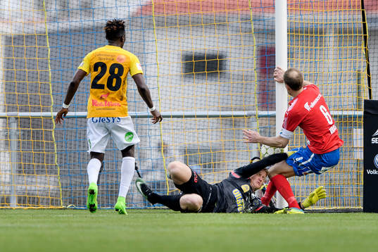 Östers Mario Vasilj gör 0-1