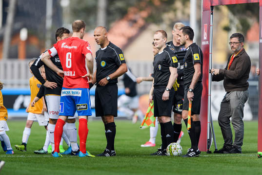 Domare Robert Daradic före fotbollsmatchen i Superettan