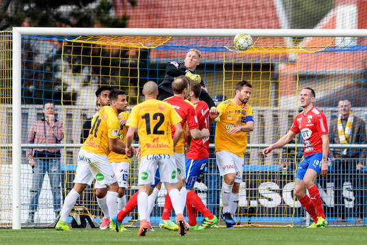 Falkenbergs målvakt Hampus Nilsson boxar bort bollen