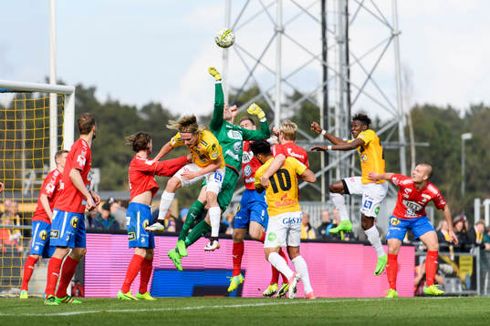 Östers målvakt Robin Malmkvist boxar bort bollen