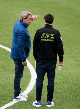 AFC Eskilstunas tränare Pelle Olsson pratar med AFC