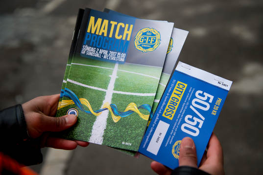 Matchprogram och 50/50-lotter innan fotbollsmatchen i